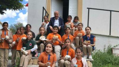 Yenikent Belediye Başkanı Ali Altınsoy, ilköğretim öğrencileriyle bir araya gelerek