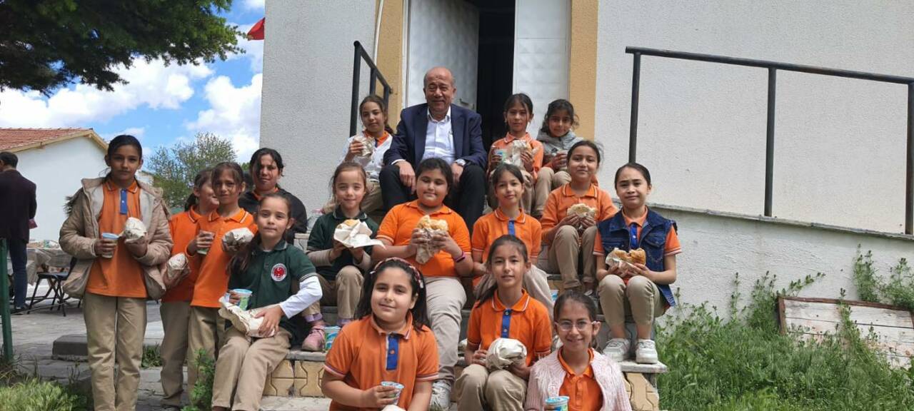 Yenikent Belediye Başkanı Ali Altınsoy, ilköğretim öğrencileriyle bir araya gelerek