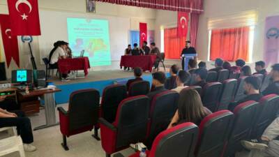 Aksaray Üniversitesi Ortaköy Meslek Yüksekokulu’nda düzenlenen münazara etkinliği, öğrencilerin yoğun