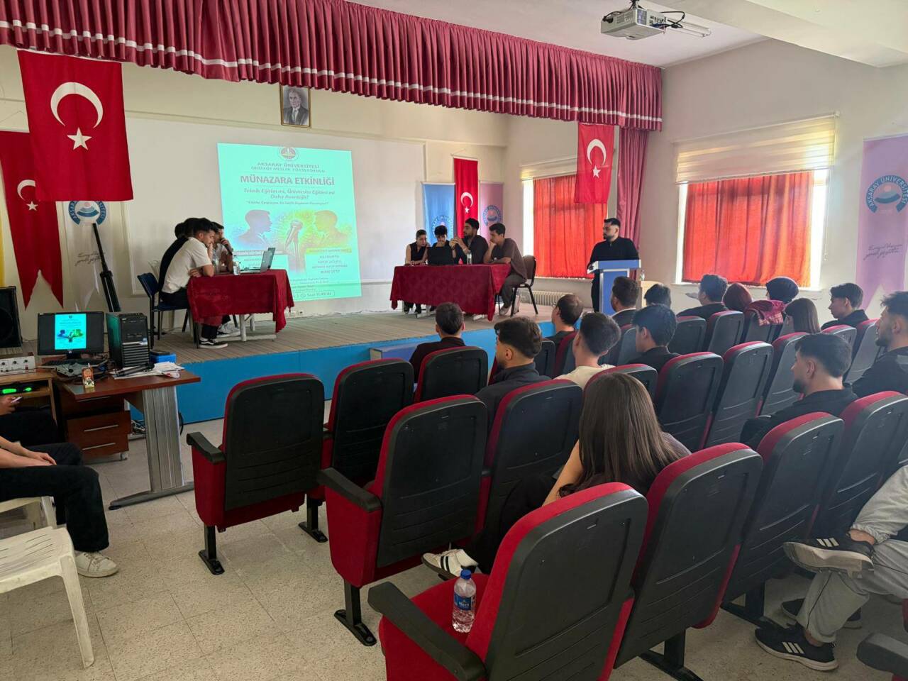 Aksaray Üniversitesi Ortaköy Meslek Yüksekokulu’nda düzenlenen münazara etkinliği, öğrencilerin yoğun