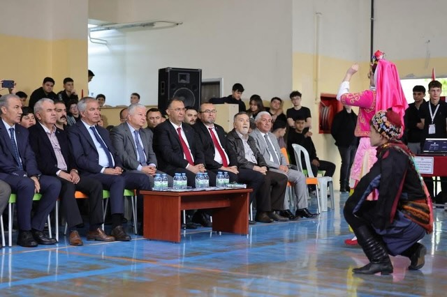 Aksaray’da düzenlenen TÜBİTAK Bilim Fuarı’nda öğrenciler, yenilikçi projeleriyle geleceğe yön