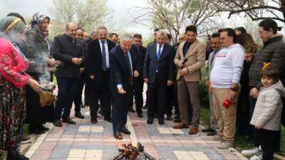 Aksaray Üniversitesi’nde düzenlenen 2026 Bahar Şenlikleri yoğun katılımla başladı. Protokol