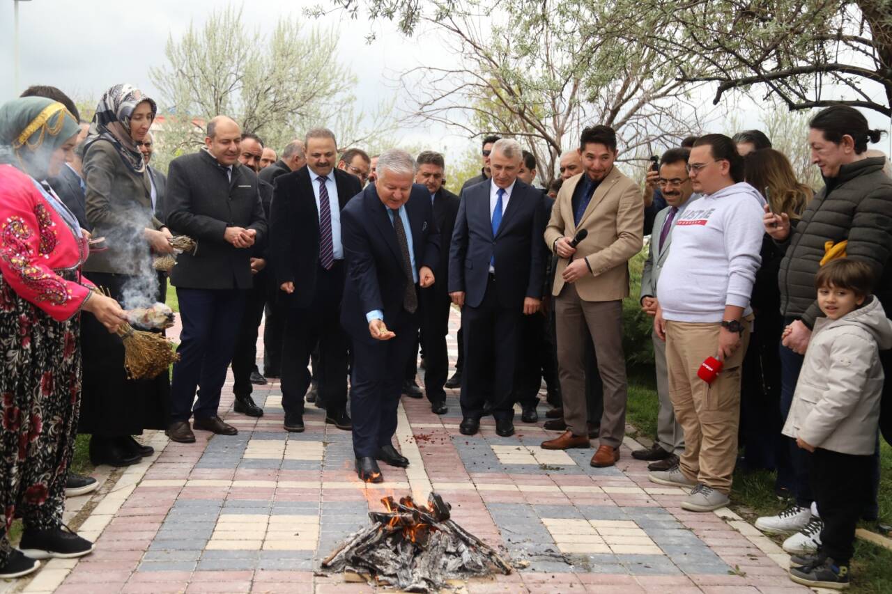 Aksaray Üniversitesi’nde düzenlenen 2026 Bahar Şenlikleri yoğun katılımla başladı. Protokol