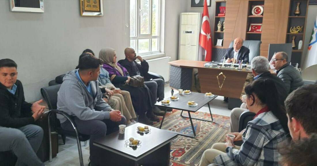 Yenikent’te öğrencilerden Başkan Altınsoy’a ziyaret Yenikent Belediyesi’nde gerçekleşen ziyarette, Yenikent Anadolu Lisesi 12. sınıf öğrencileri