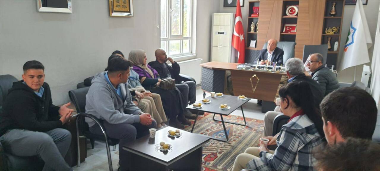 Yenikent Belediyesi’nde gerçekleşen ziyarette, Yenikent Anadolu Lisesi 12. sınıf öğrencileri