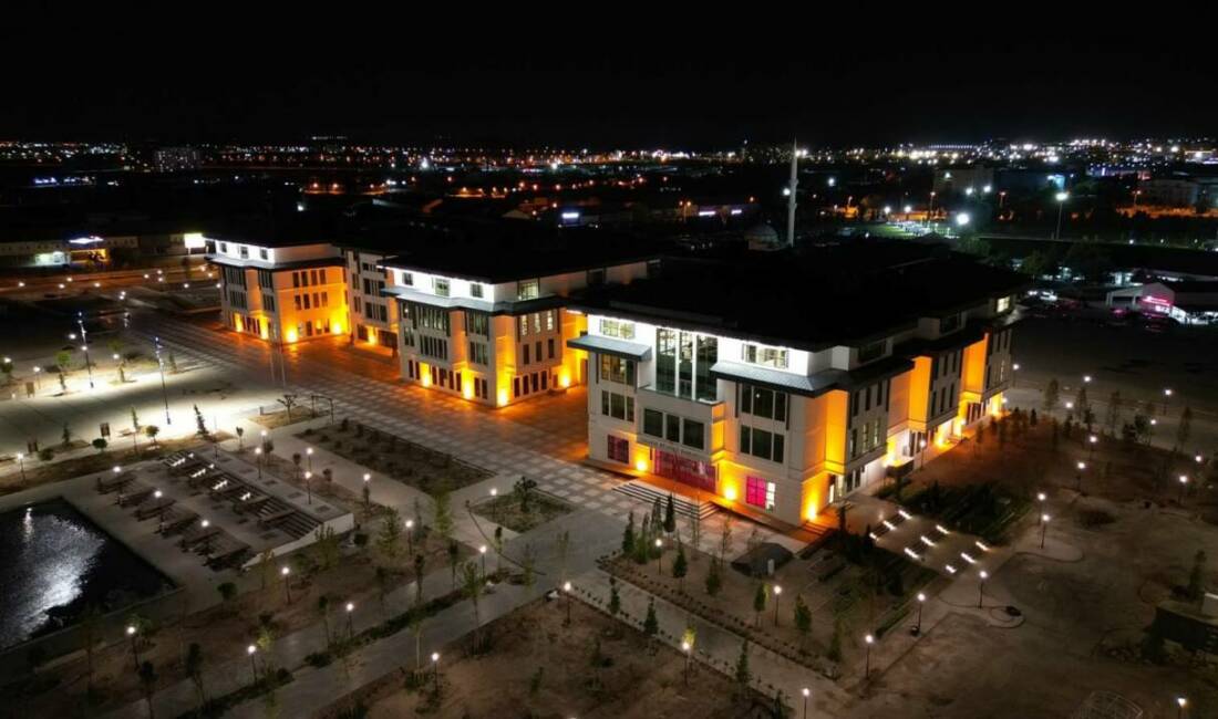 Aksaray Belediyesi tarafından şehre kazandırılan yeni Belediye Hizmet Binası önünde