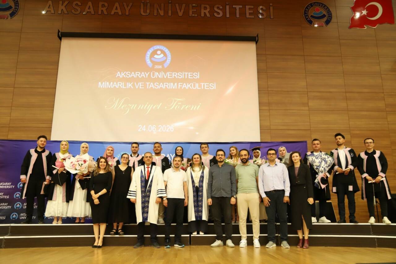 ASÜ Mimarlık ve Tasarım Fakültesi, düzenlenen mezuniyet töreniyle yeni mezunlarını