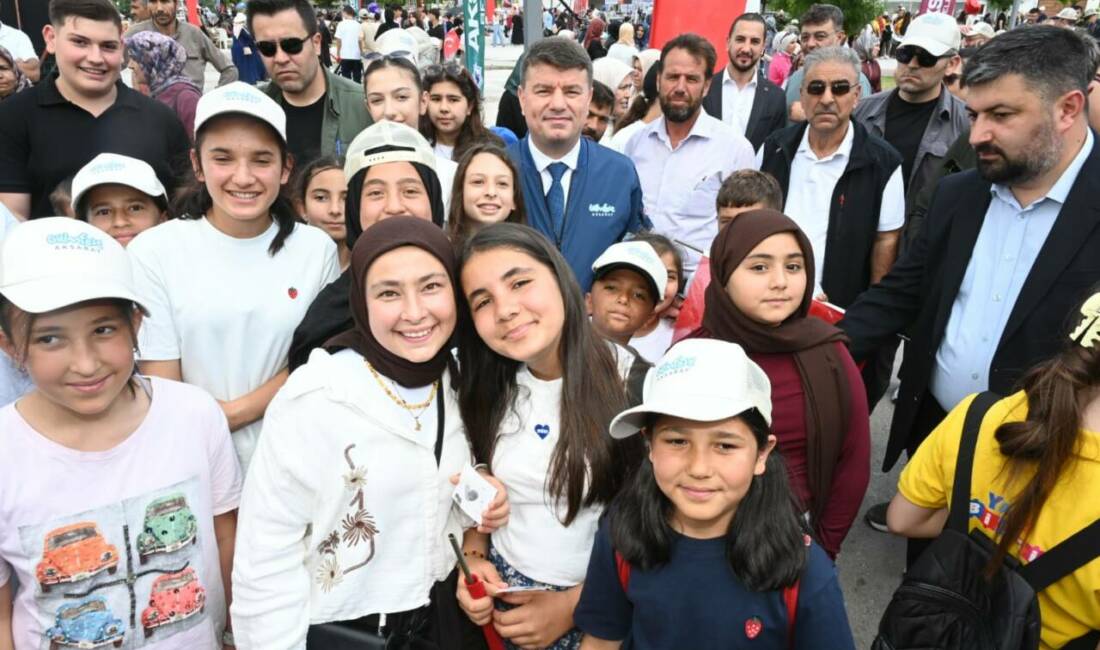 Bilimfest Aksaray, her gün binlerce kişiyi milli teknoloji ruhuyla buluşturuyor Aksaray Belediyesi tarafından düzenlenen ve Türkiye’nin dört bir yanından ziyaretçilerin