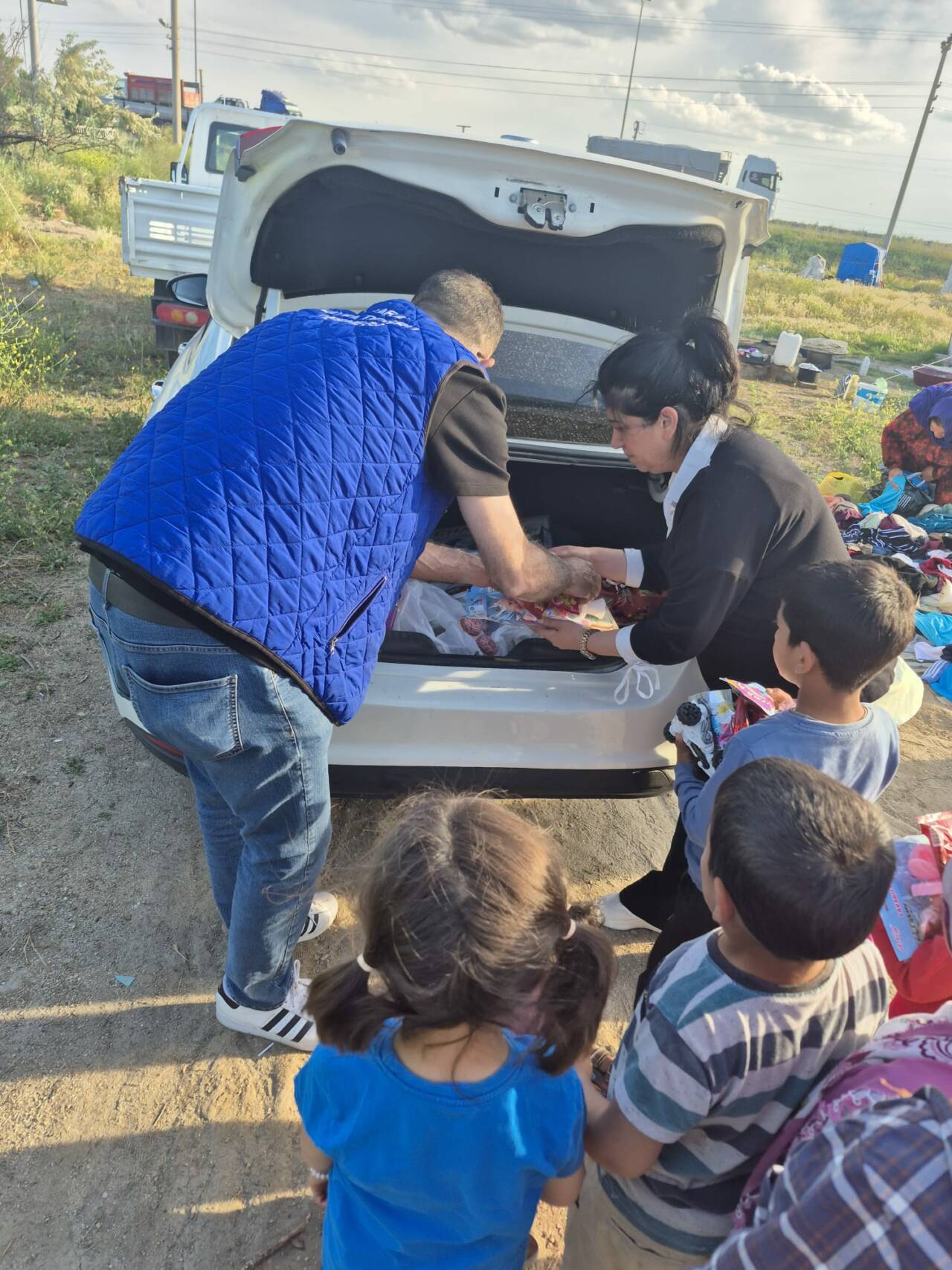 Aksaray’da mevsimlik tarım işçileri ziyaret edilerek kıyafet, ayakkabı ve oyuncak