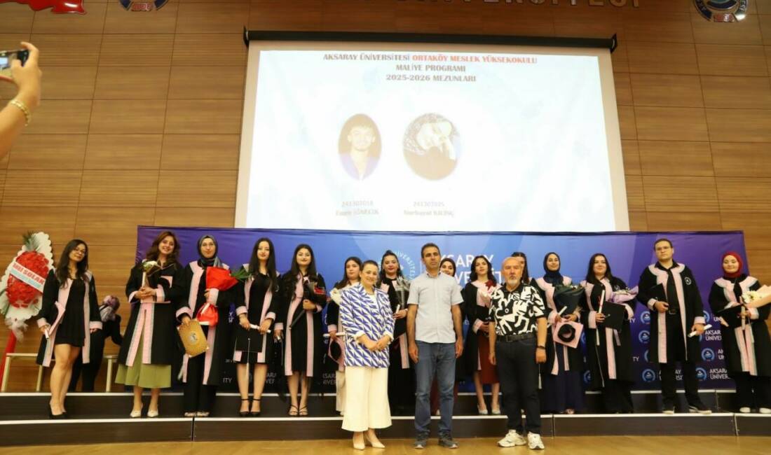 Aksaray Üniversitesi (ASÜ) Ortaköy Meslek Yüksekokulunda mezuniyet gururu yaşandı. ASÜ