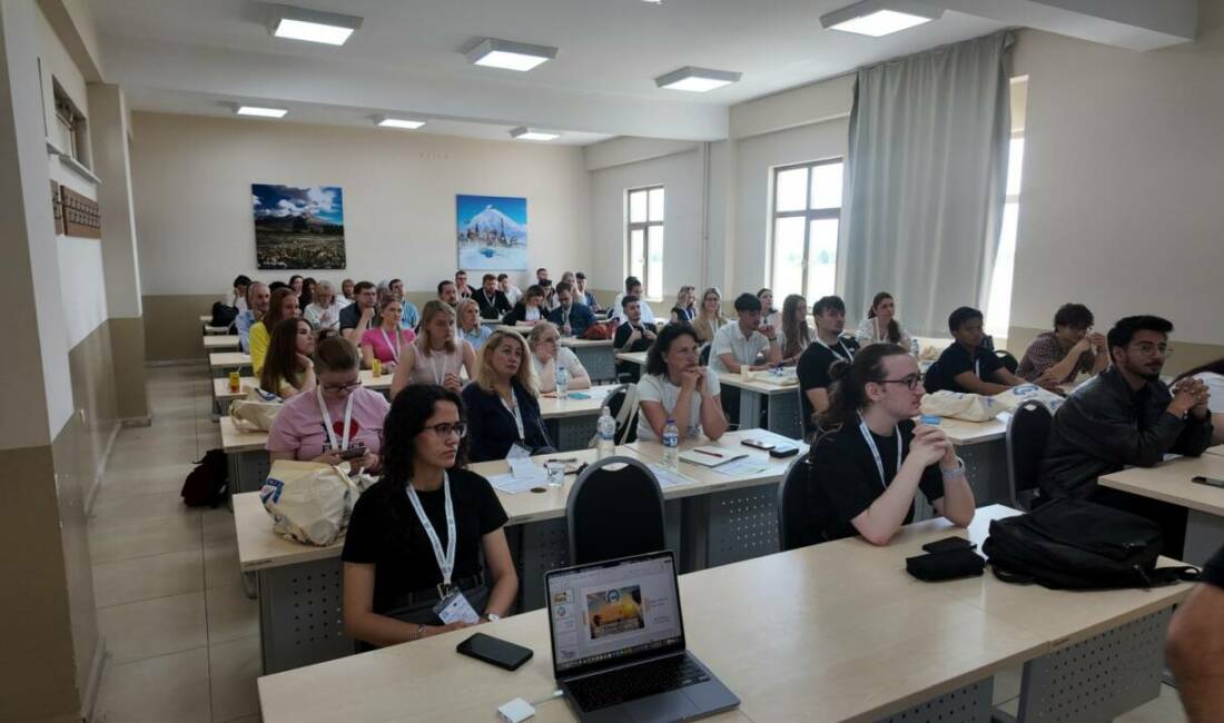 6 ülkeden öğrenci ve akademisyenler ASÜ Rektörü Arıbaş’ı ziyaret etti Aksaray Üniversitesinde Erasmus+ Karma Yoğun Program kapsamında düzenlenen “21. Yüzyıl