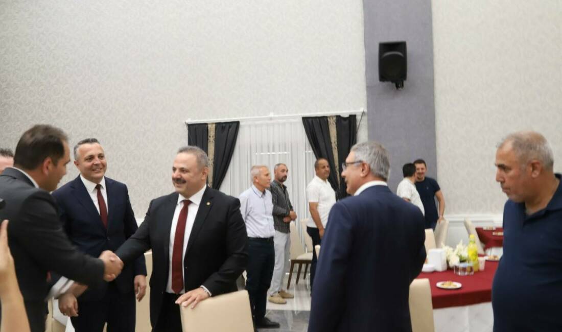 Aksaray Üniversitesi akademik ve idari personeli, geleneksel bayramlaşma programında bir