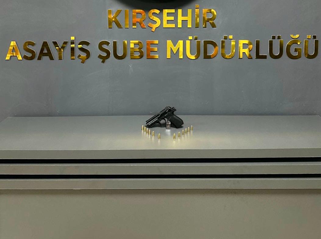 Kırşehir'de ruhsatsız tabanca, şarjör ve 12 fişek ele geçirildi.