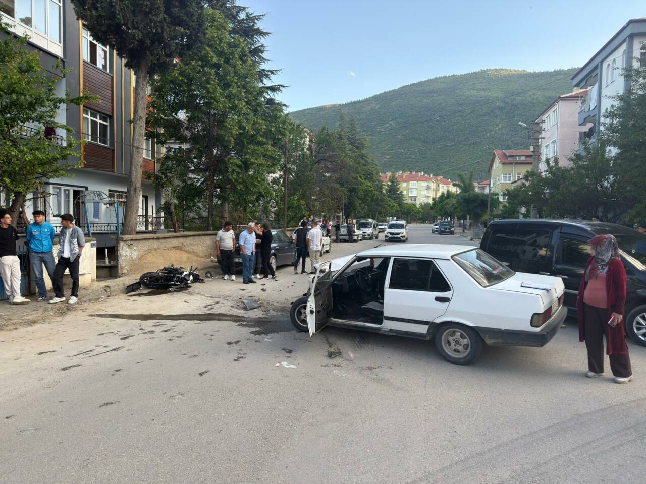 Konya'nın Akşehir ilçesinde otomobille motosikletin çarpışması sonucu 2 kişi yaralandı.
