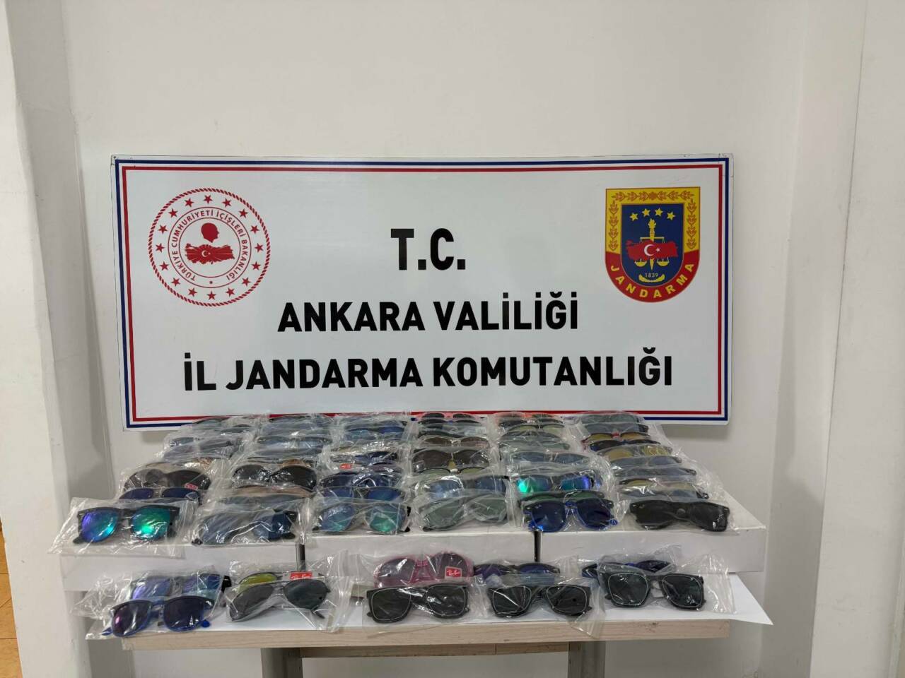 Başkentte jandarma ekiplerince düzenlenen kaçakçılık operasyonlarında 3 kişi gözaltına alındı.