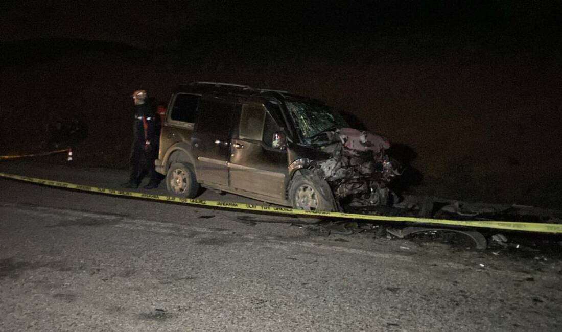 Sivas'ta hafif ticari araç ile otomobilin çarpışması sonucu 3 kişi