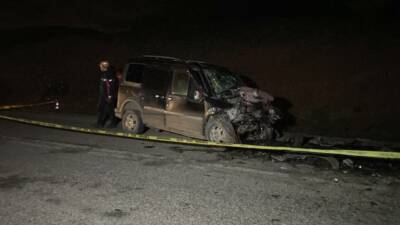 Sivas'ta hafif ticari araç ile otomobilin çarpışması sonucu 3 kişi