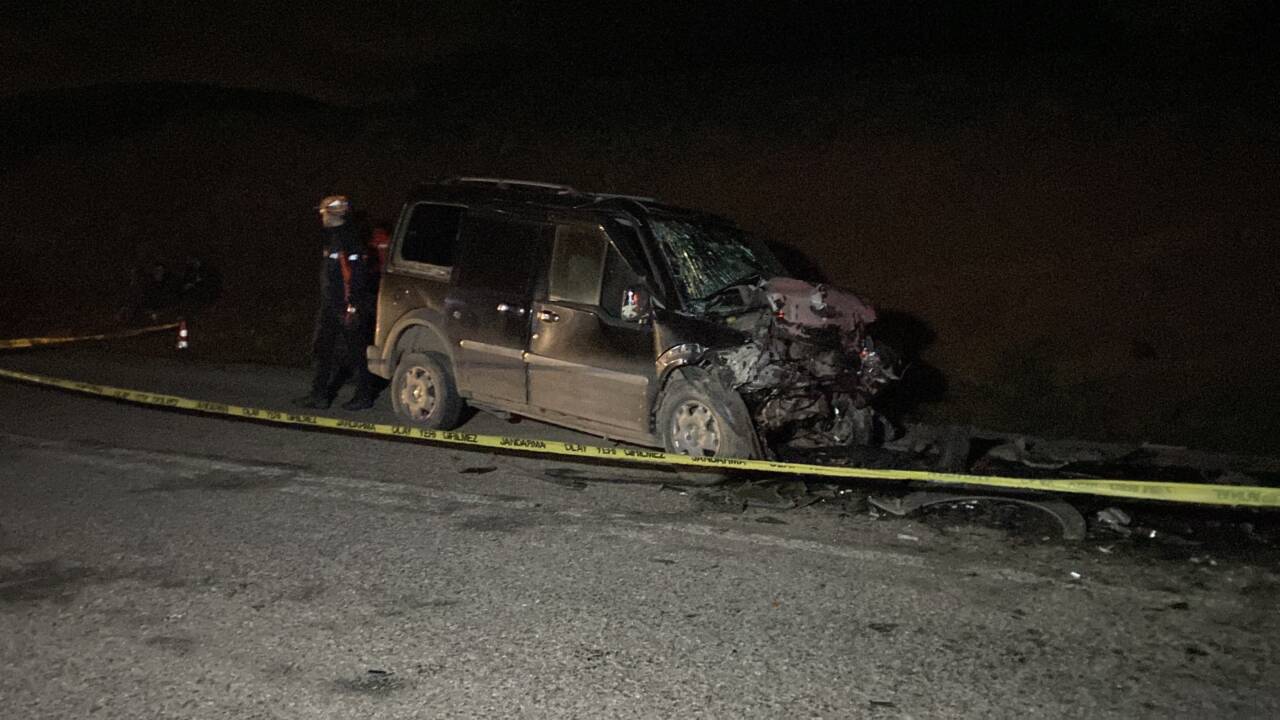 Sivas'ta hafif ticari araç ile otomobilin çarpışması sonucu 3 kişi