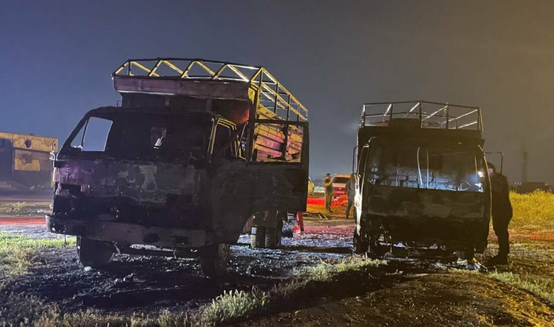 Kayseri'nin Melikgazi ilçesinde yanan 2 kamyonda hasar oluştu.