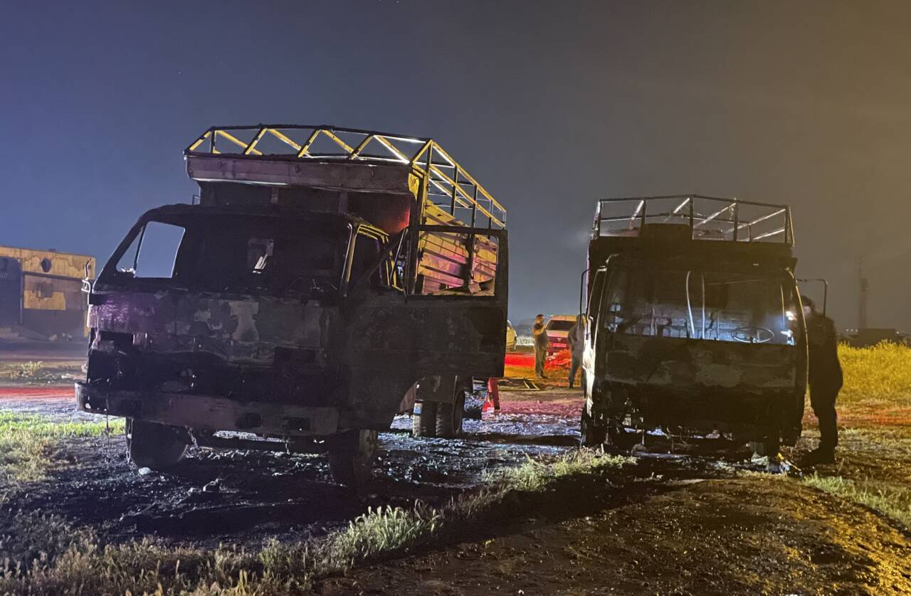 Kayseri'nin Melikgazi ilçesinde yanan 2 kamyonda hasar oluştu.