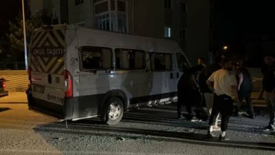 Eskişehir'in Odunpazarı ilçesinde otomobille işçi servisinin çarpıştığı kazada 7 kişi