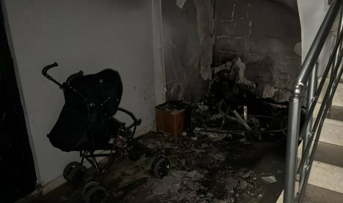 Çıkan yangında 2 kişi dumandan etkilendi Eskişehir’in Tepebaşı ilçesinde bir apartmanın giriş kısmında çıkan yangında dumandan
