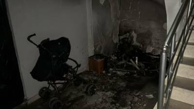 Eskişehir’in Tepebaşı ilçesinde bir apartmanın giriş kısmında çıkan yangında dumandan