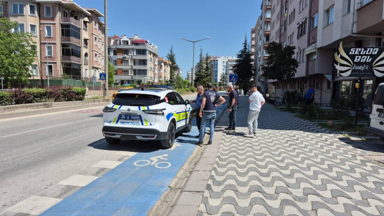 Eskişehir’in Odunpazarı ilçesinde otomobilin çarptığı kişi ağır yaralandı.