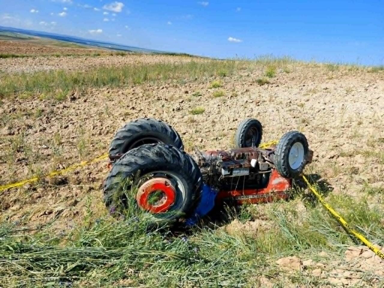 Nevşehir'in Kozaklı ilçesinde devrilen traktörün altında kalan sürücü hayatını kaybetti.