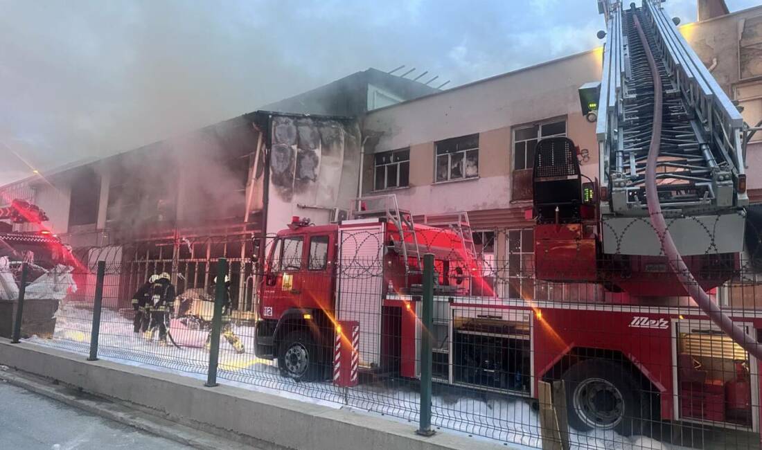 Konya'nın Karatay ilçesinde bir iş yerinde çıkan yangına müdahale eden