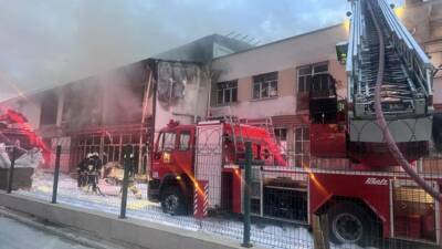 Konya'nın Karatay ilçesinde bir iş yerinde çıkan yangına müdahale eden