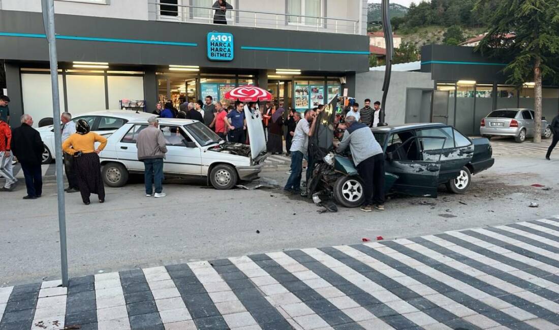 Yozgat'ın Aydıncık ilçesinde park halindeki araçlara çarpan otomobildeki 5 kişi
