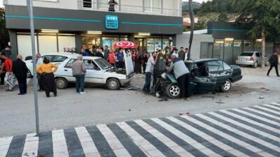 Yozgat'ın Aydıncık ilçesinde park halindeki araçlara çarpan otomobildeki 5 kişi
