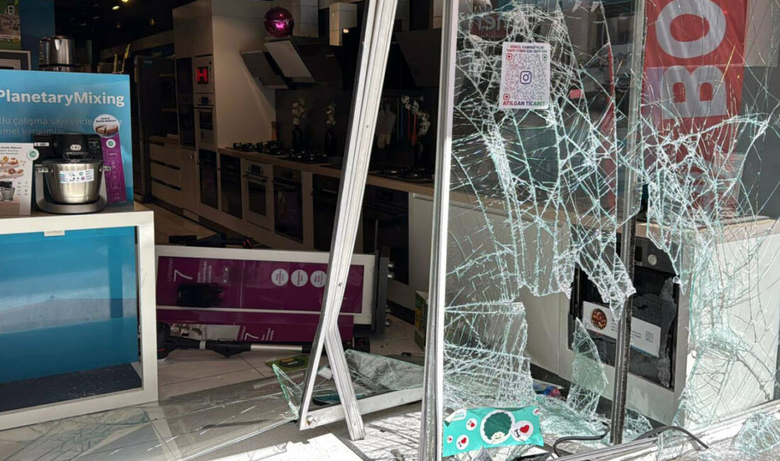 Kontrolden çıkan otomobil iş yerine girdi Kırıkkale'de kontrolden çıkan otomobilin girdiği iş yerinde hasar oluştu.