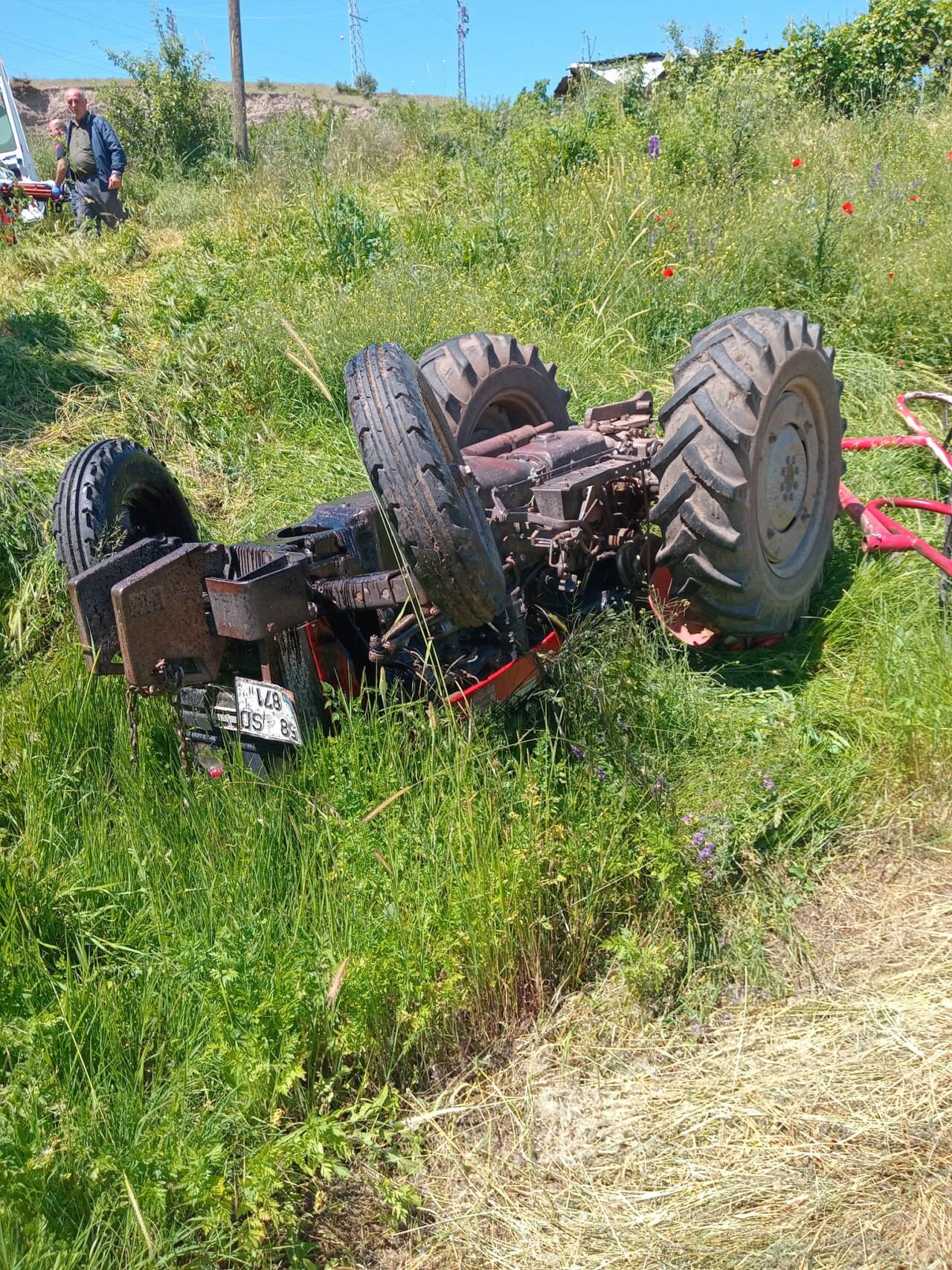Sivas'ın Suşehri ilçesinde traktörün devrilmesi sonucu sürücü yaralandı.