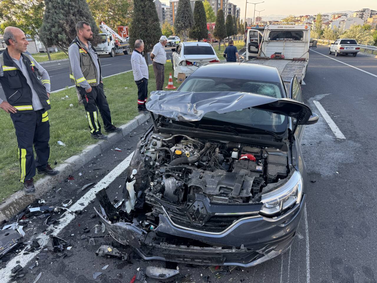Nevşehir'de 4 otomobilin karıştığı zincirleme kazada 5 kişi yaralandı.