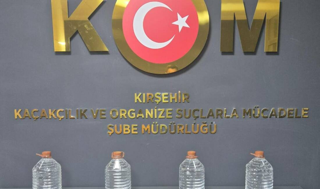 20 litre etil alkol ele geçirildi Kırşehir'de bir araçta 20 litre etil alkol ele geçirildi.