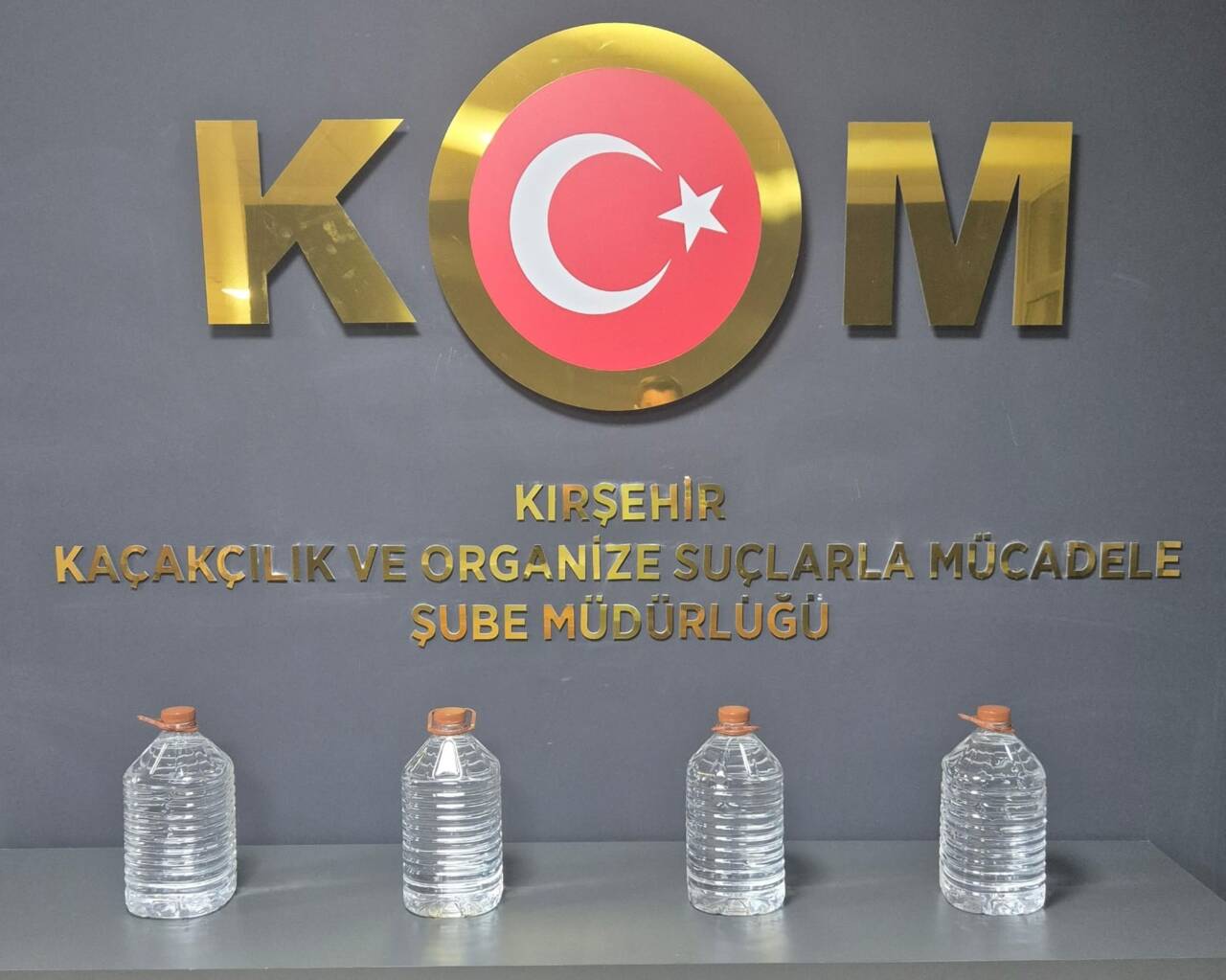Kırşehir'de bir araçta 20 litre etil alkol ele geçirildi.