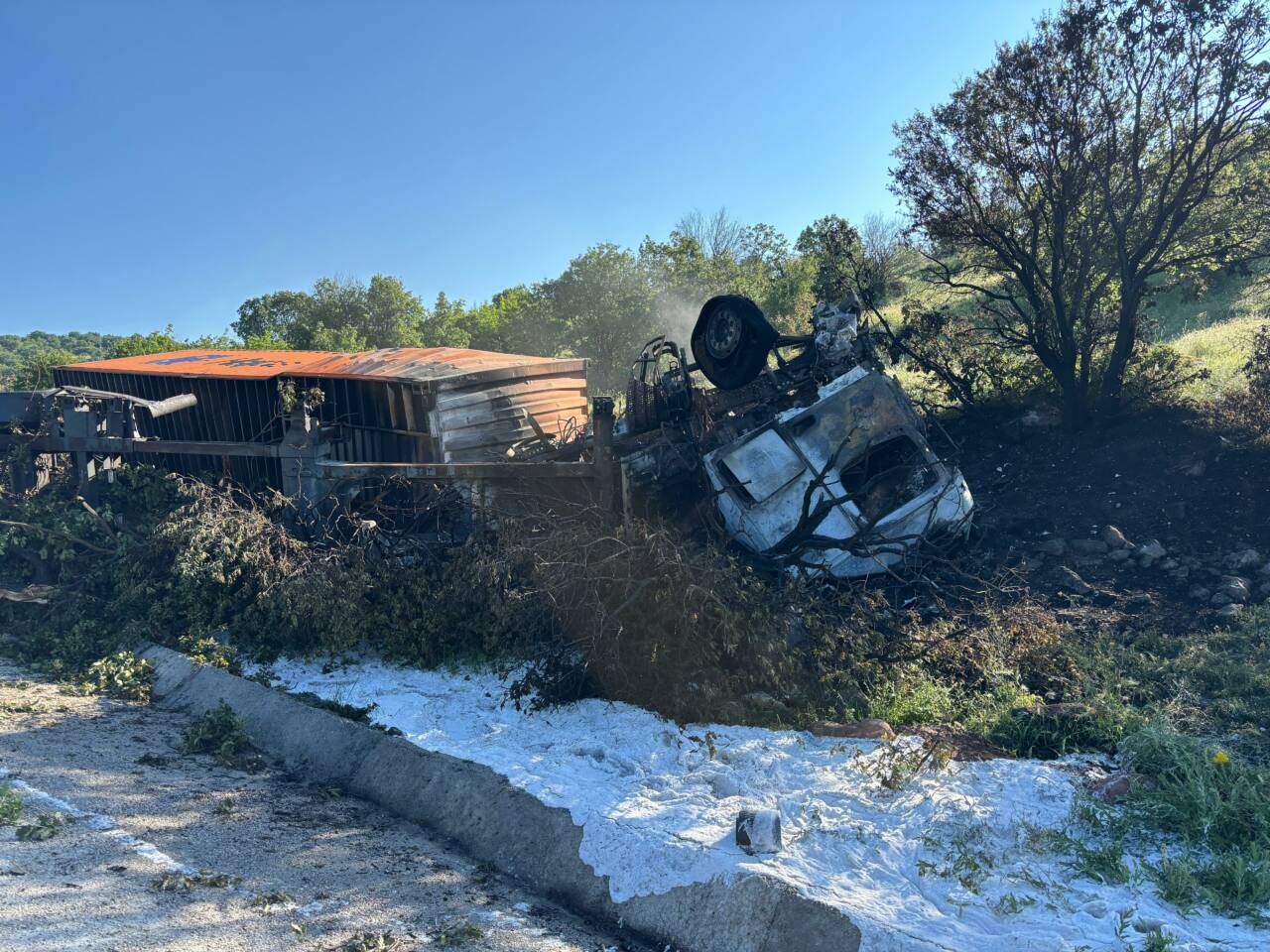 Çankırı'da şarampole devrilen tırın sürücüsü yaralandı.