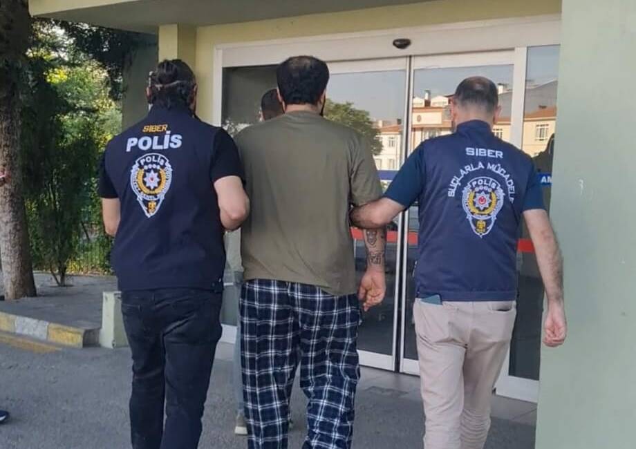 Haklarında 68 ve 43 yıl hapis cezası bulunan 2 “siber dolandırıcı” yakalandı Başkentte siber suçlar polisince düzenlenen operasyonda, "dolandırıcılık" suçundan haklarında 68
