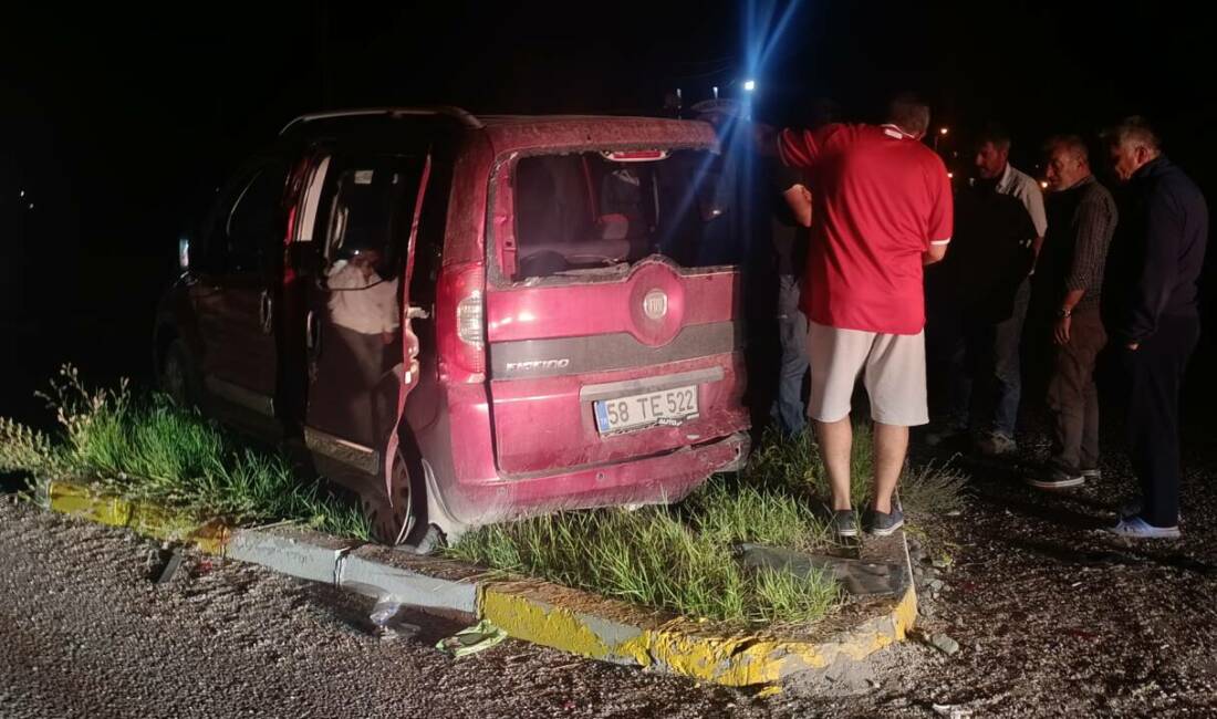 Hafif ticari araçla otomobilin çarpıştığı kazada 6 kişi yaralandı Sivas'ın Şarkışla ilçesinde hafif ticari araçla otomobilin çarpışması sonucu 6