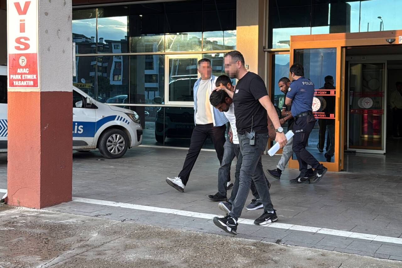 Konya'nın Seydişehir ilçesinde araçlarında uyuşturucu ele geçirilen 2 zanlı tutuklandı.