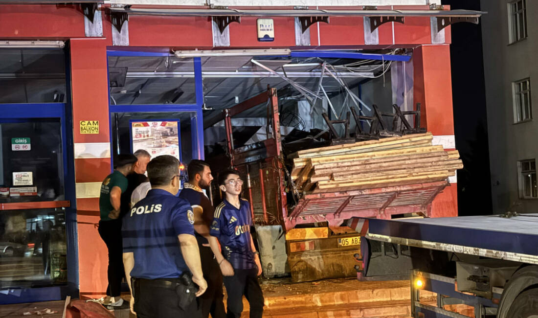 Konya'nın merkez Selçuklu ilçesinde, bir marketin camekanına giren kamyonun sürücüsü