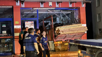 Konya'nın merkez Selçuklu ilçesinde, bir marketin camekanına giren kamyonun sürücüsü