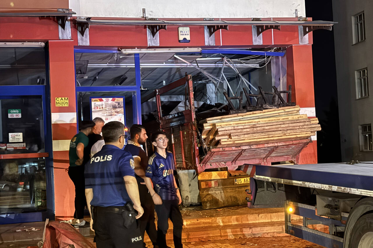 Konya'nın merkez Selçuklu ilçesinde, bir marketin camekanına giren kamyonun sürücüsü