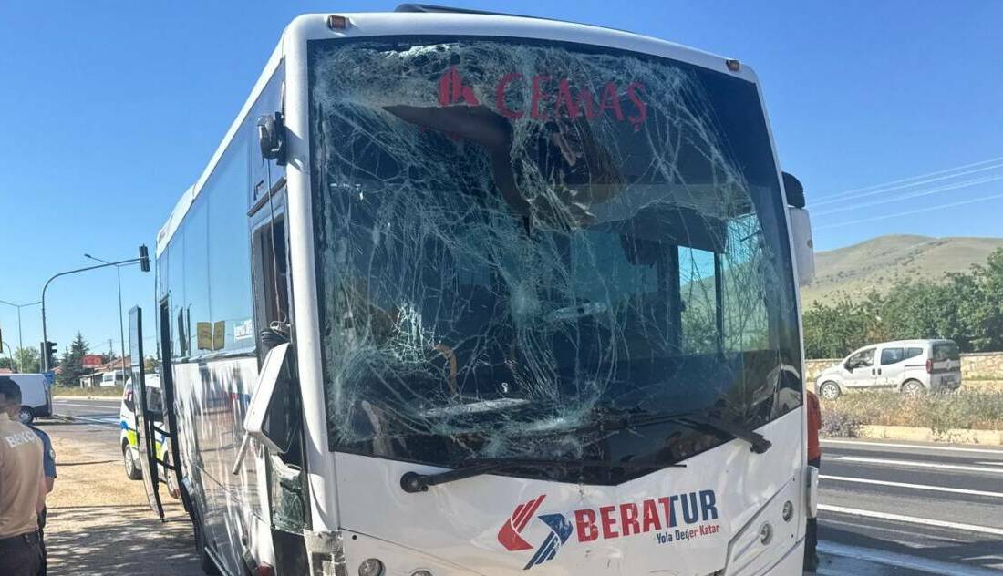 İşçi servislerinin karıştığı kazada 17 kişi yaralandı Kırşehir’de iki işçi servisinin karıştığı kazada ilk belirlemelere göre 17