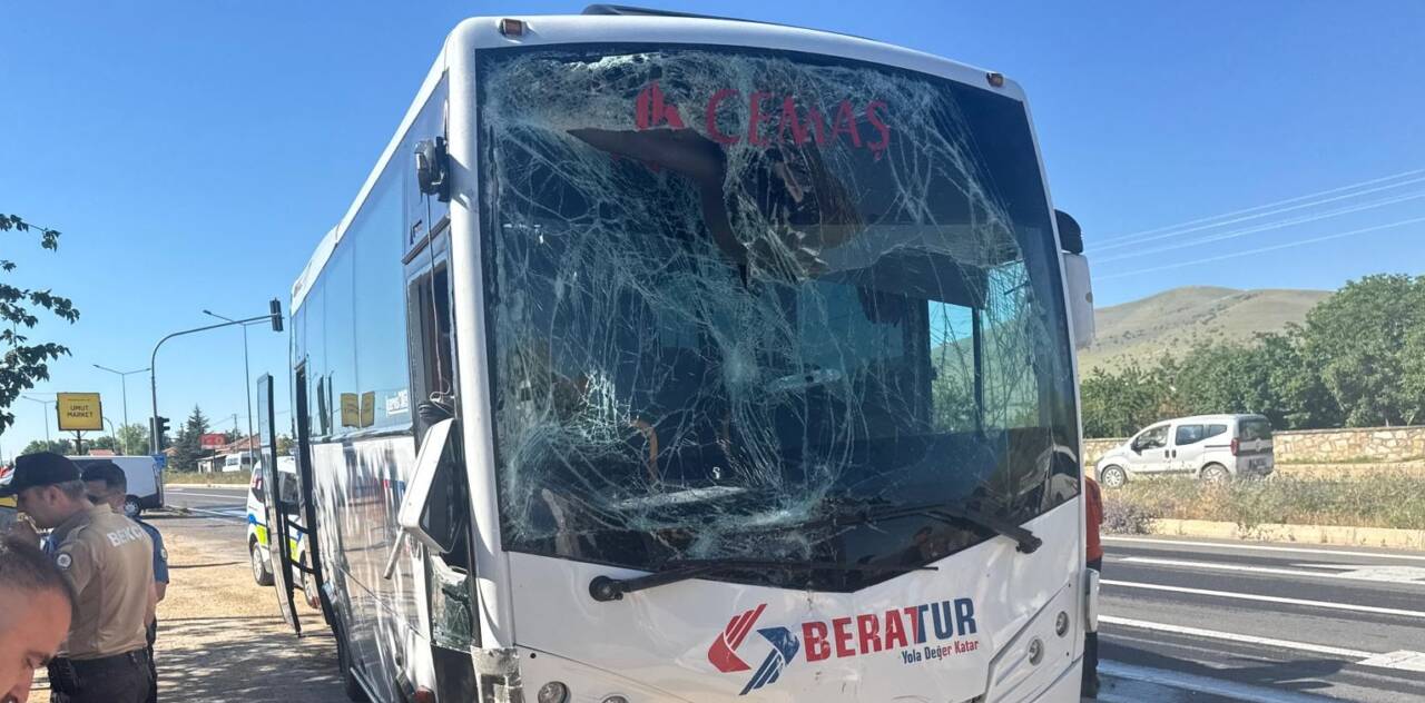 Kırşehir’de iki işçi servisinin karıştığı kazada ilk belirlemelere göre 17