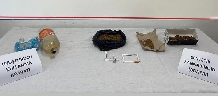 Uyuşturucu operasyonunda 2 zanlı yakalandı Kırşehir'de jandarma ekiplerince düzenlenen uyuşturucu operasyonunda 2 şüpheli gözaltına alındı.