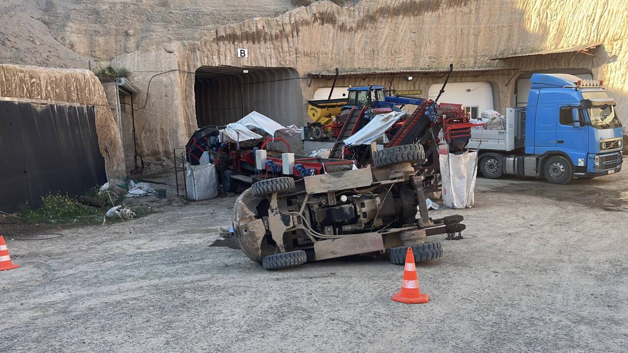 Nevşehir'de seyir halindeyken devrilen forkliftin altında kalan sürücü yaşamını yitirdi.