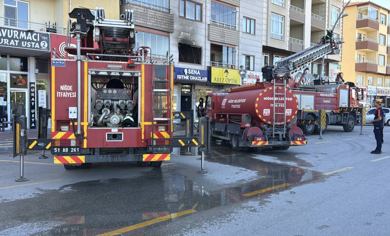 Niğde'de bir apartman dairesinde çıkan yangında hasar oluştu.